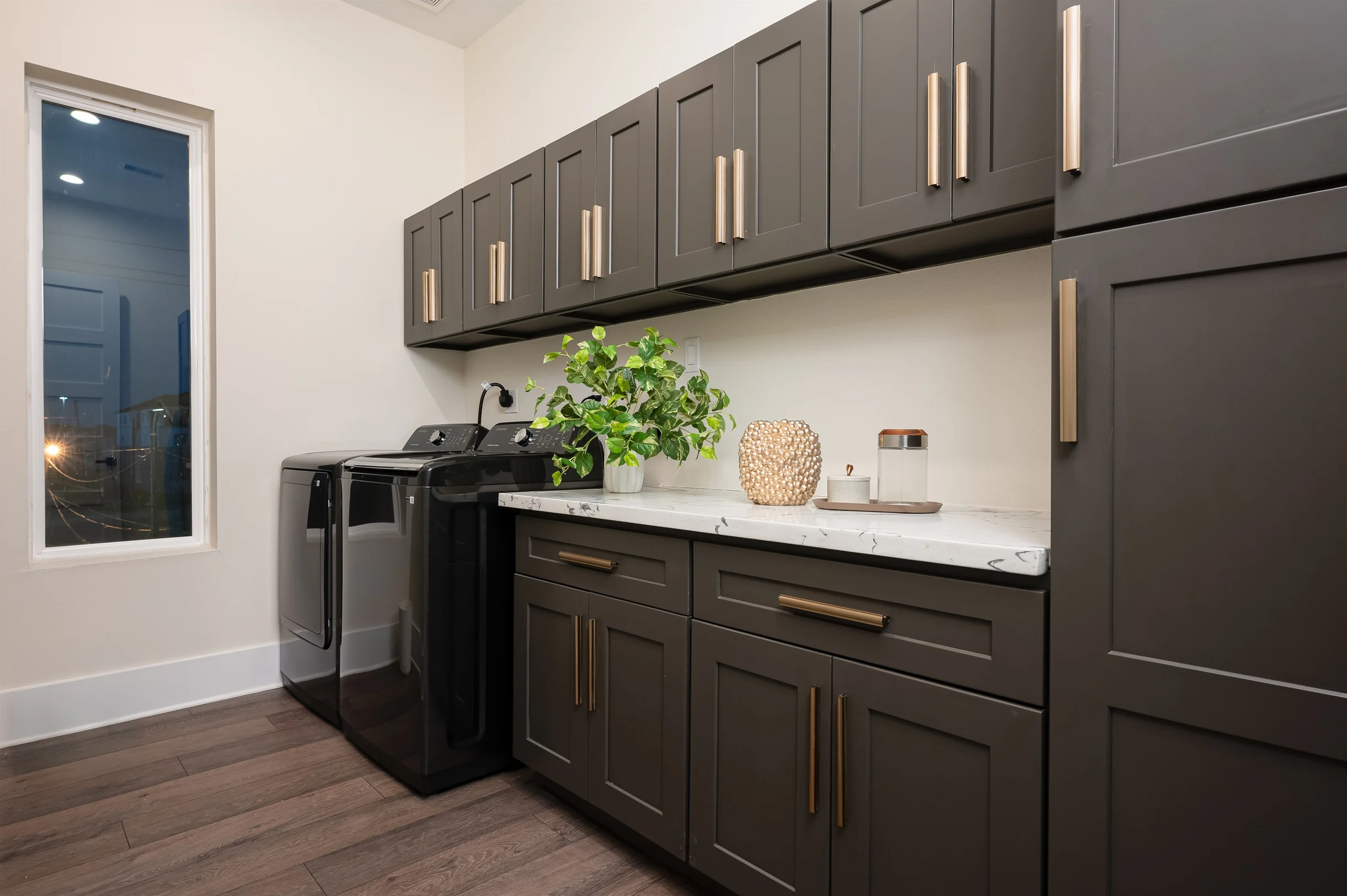 Sleeps 10! Rooftop Luxe • Pet-Friendly • Downtown #13