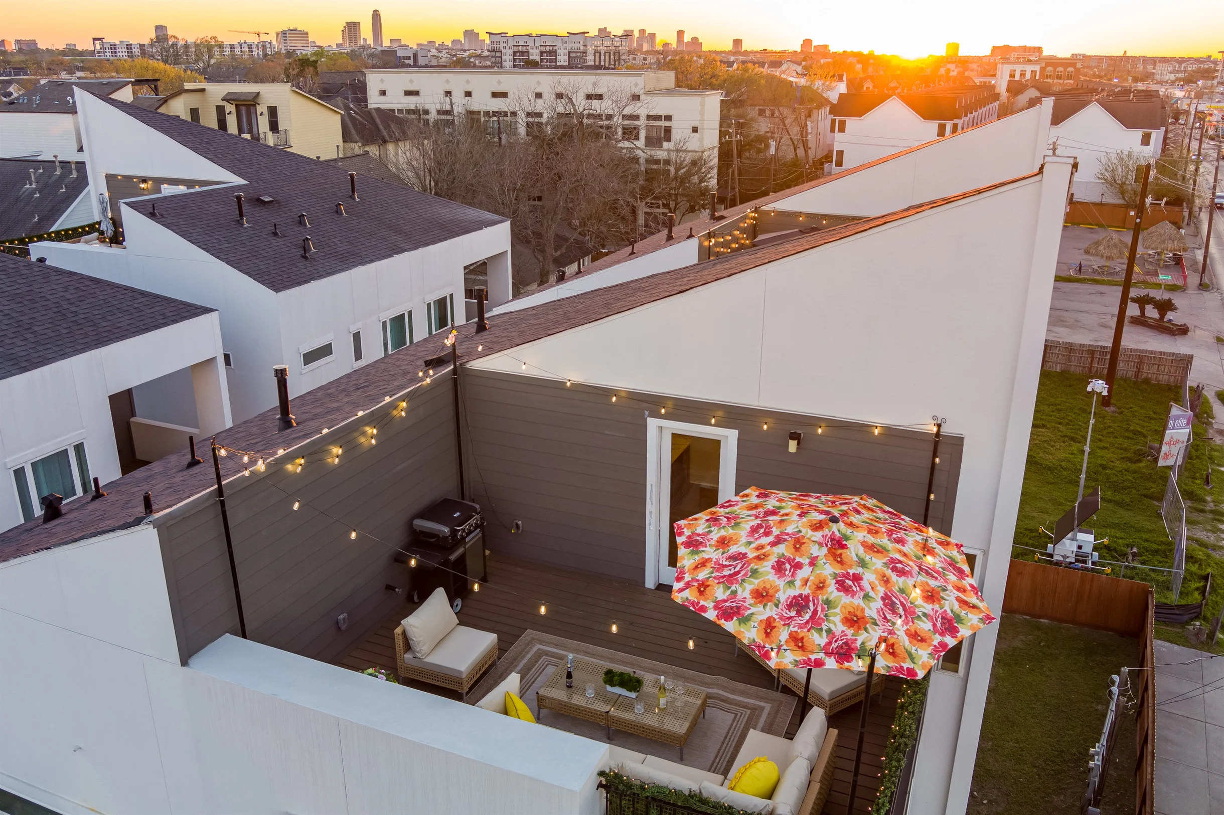 Sleeps 10! Rooftop Luxe • Pet-Friendly • Downtown #40