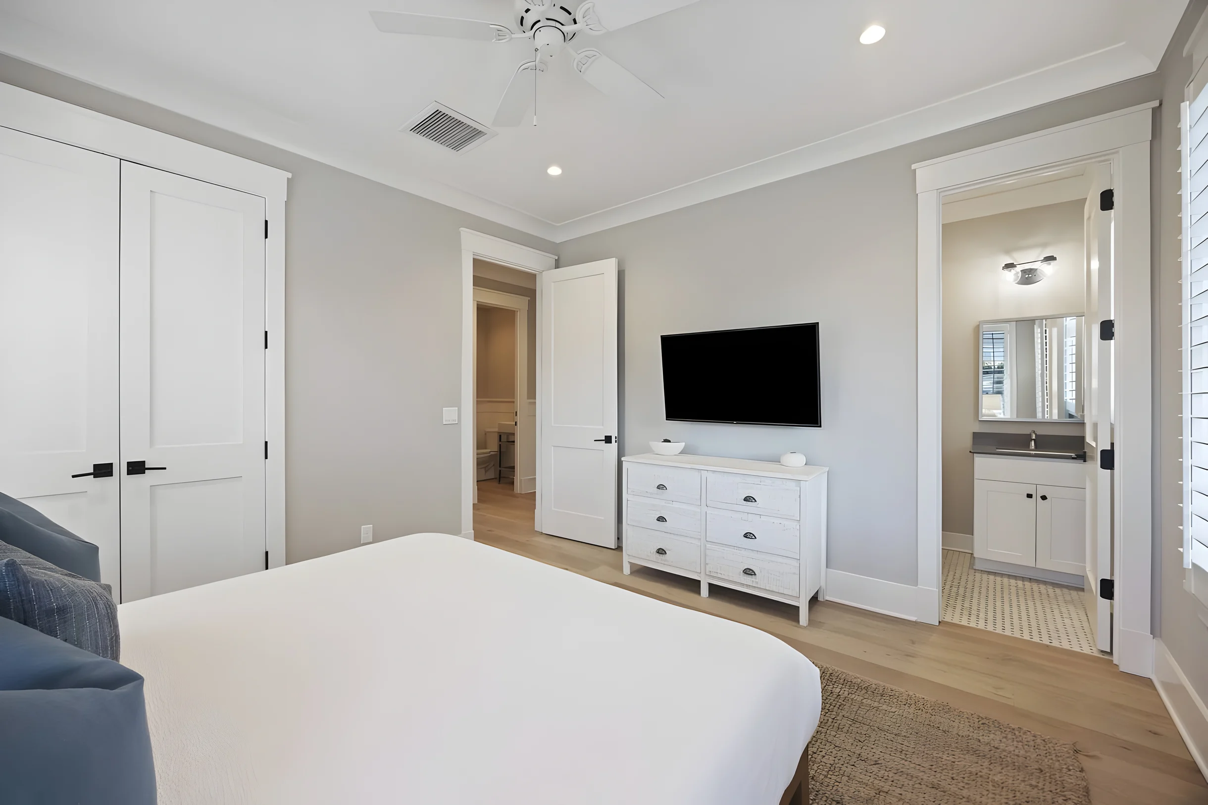 AV3-39: 3 39th Avenue #32
