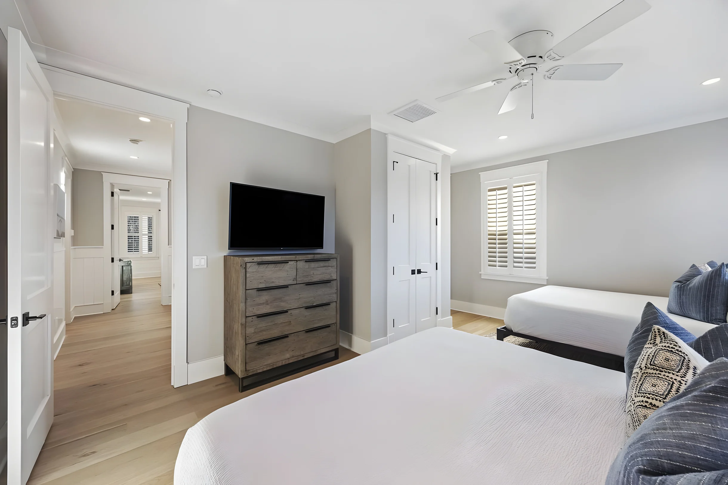 AV3-39: 3 39th Avenue #33