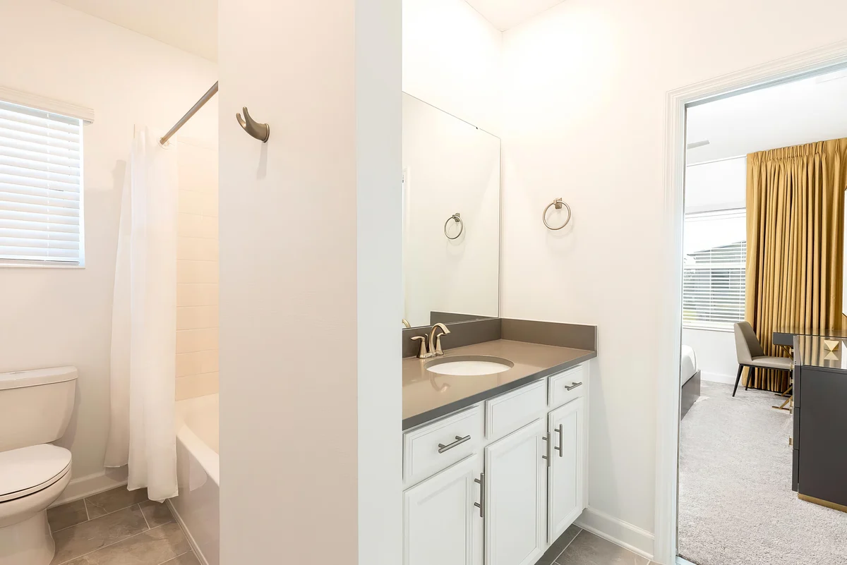 Ensuite Bathroom 2 image 1