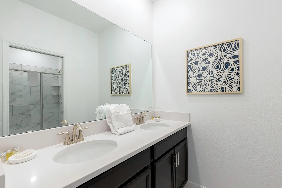 Ensuite Bathroom 2 image 1