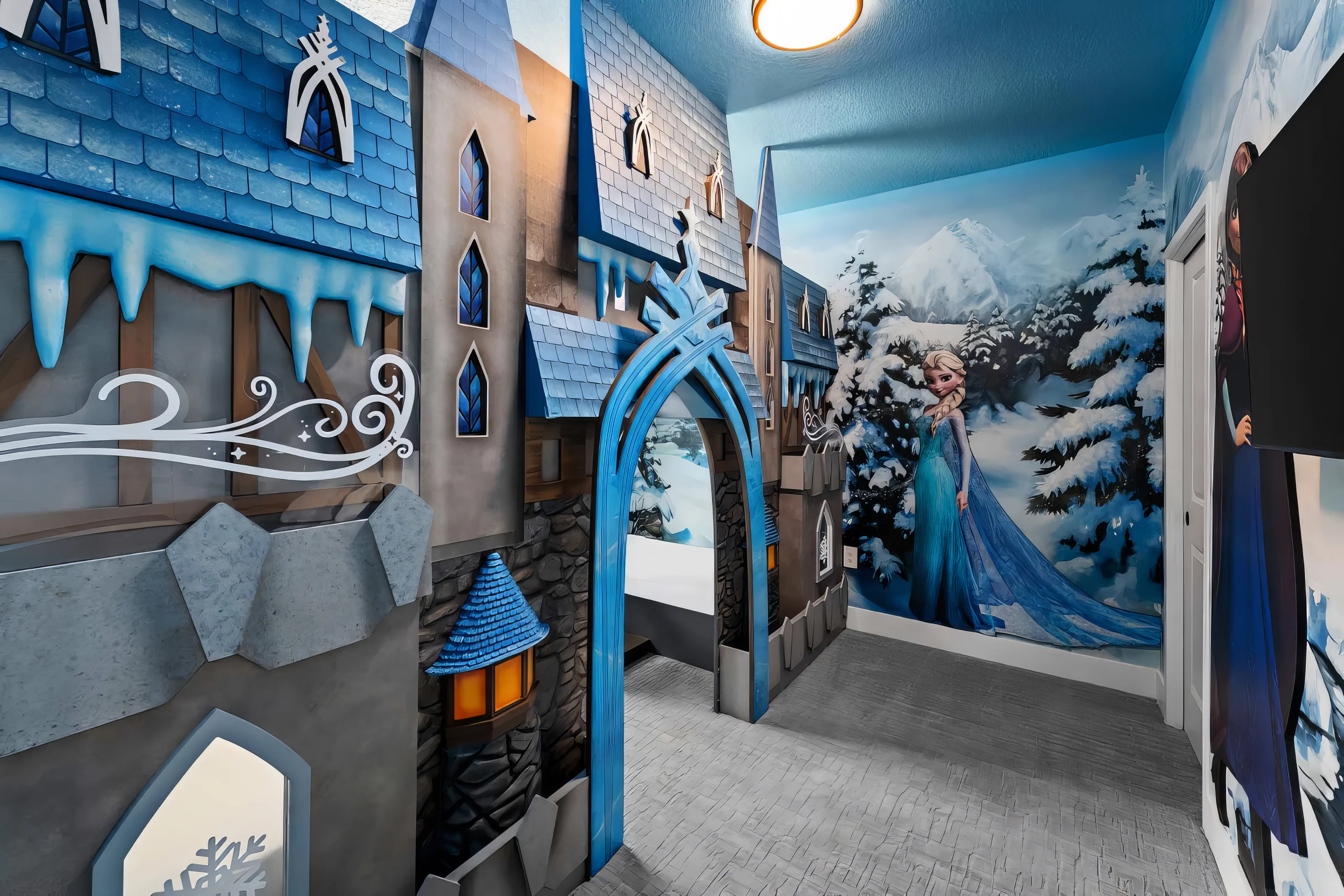 VOR5641AA: 9 Bed, Starship, Enchanted Castle, Theater #27