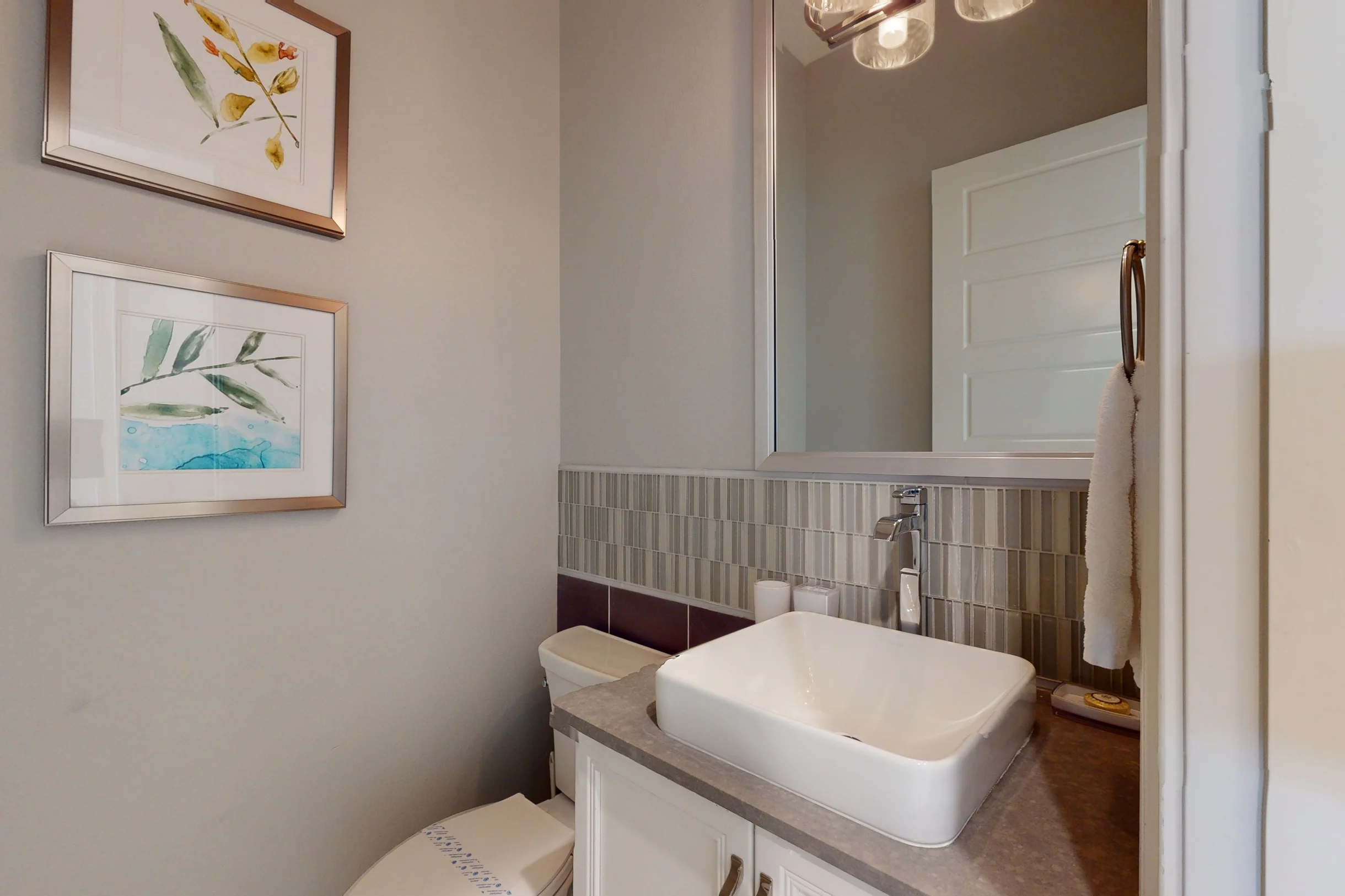 W376E - The Lively Upscale Abode #35