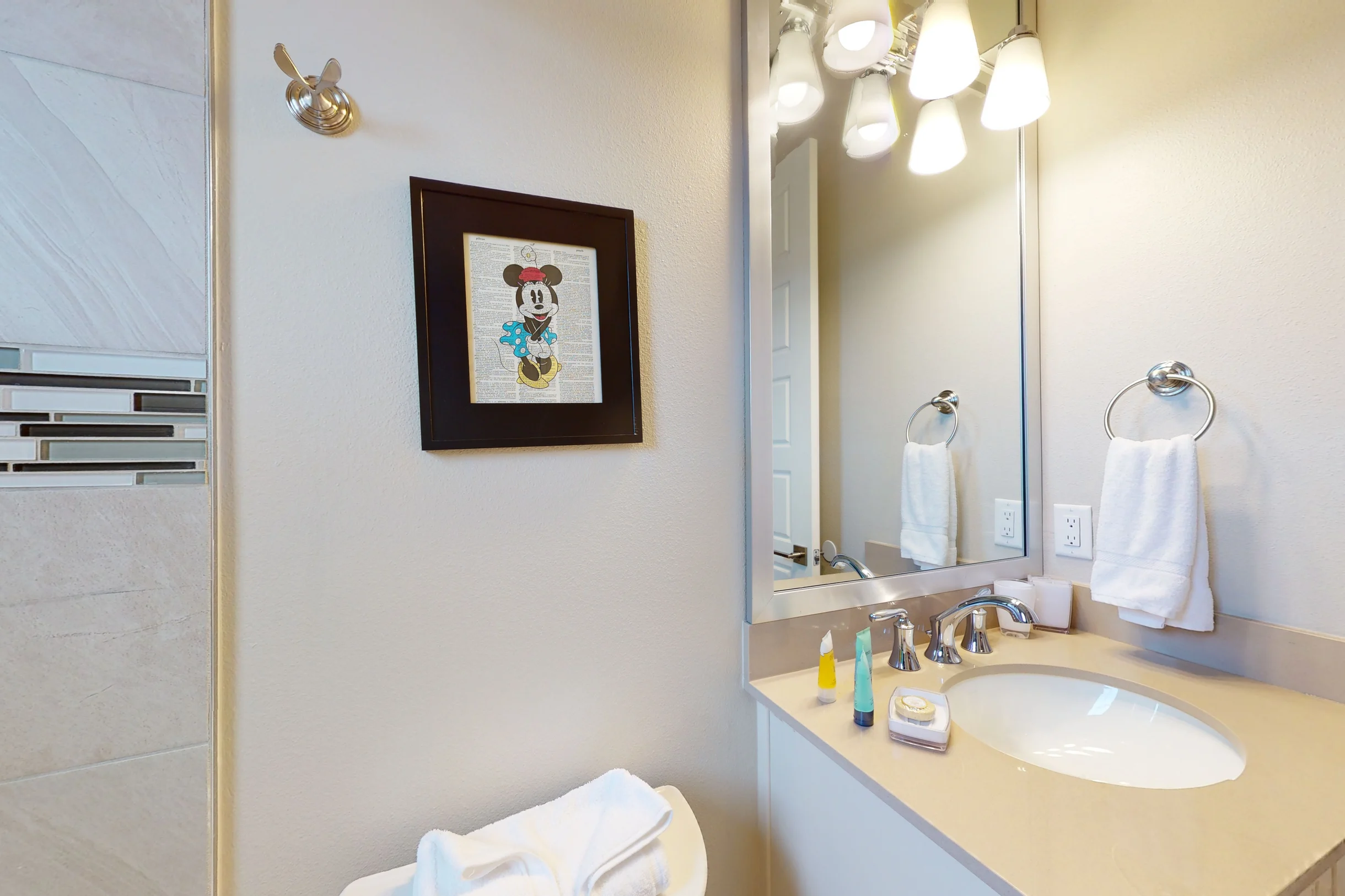 W376E - The Lively Upscale Abode #21