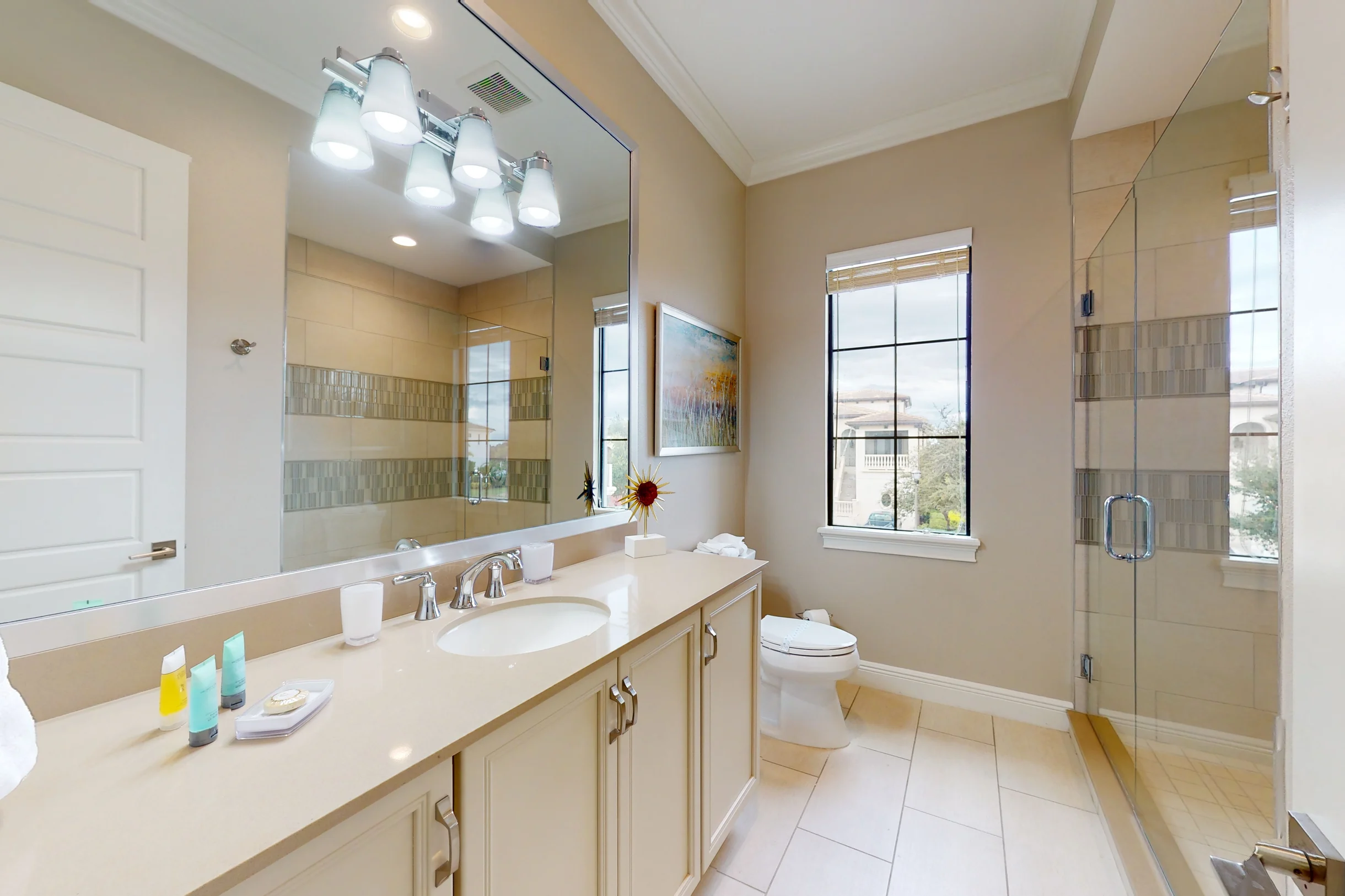 W376E - The Lively Upscale Abode #32