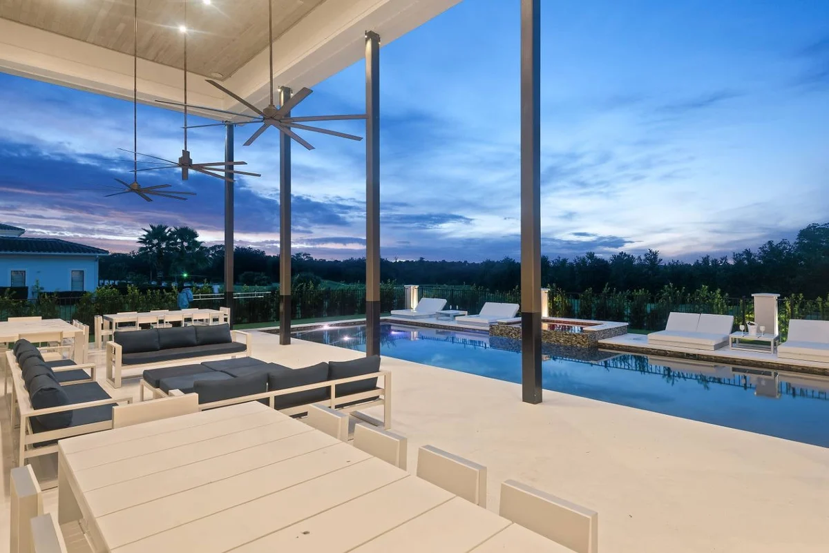 W402E - The Eclectic Colonial Estate #99
