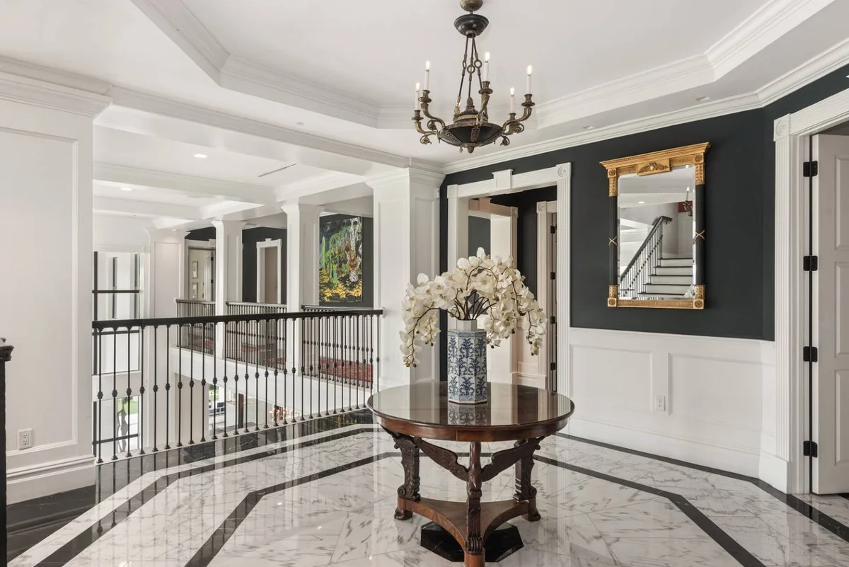 W402E - The Eclectic Colonial Estate #163