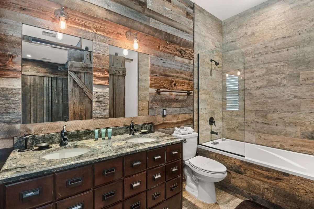 W402E - The Eclectic Colonial Estate #131