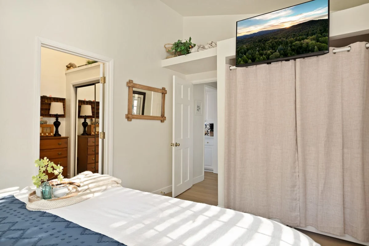 2BR Acorn Cottage w Fireplace, Hot Tub & BBQ #25