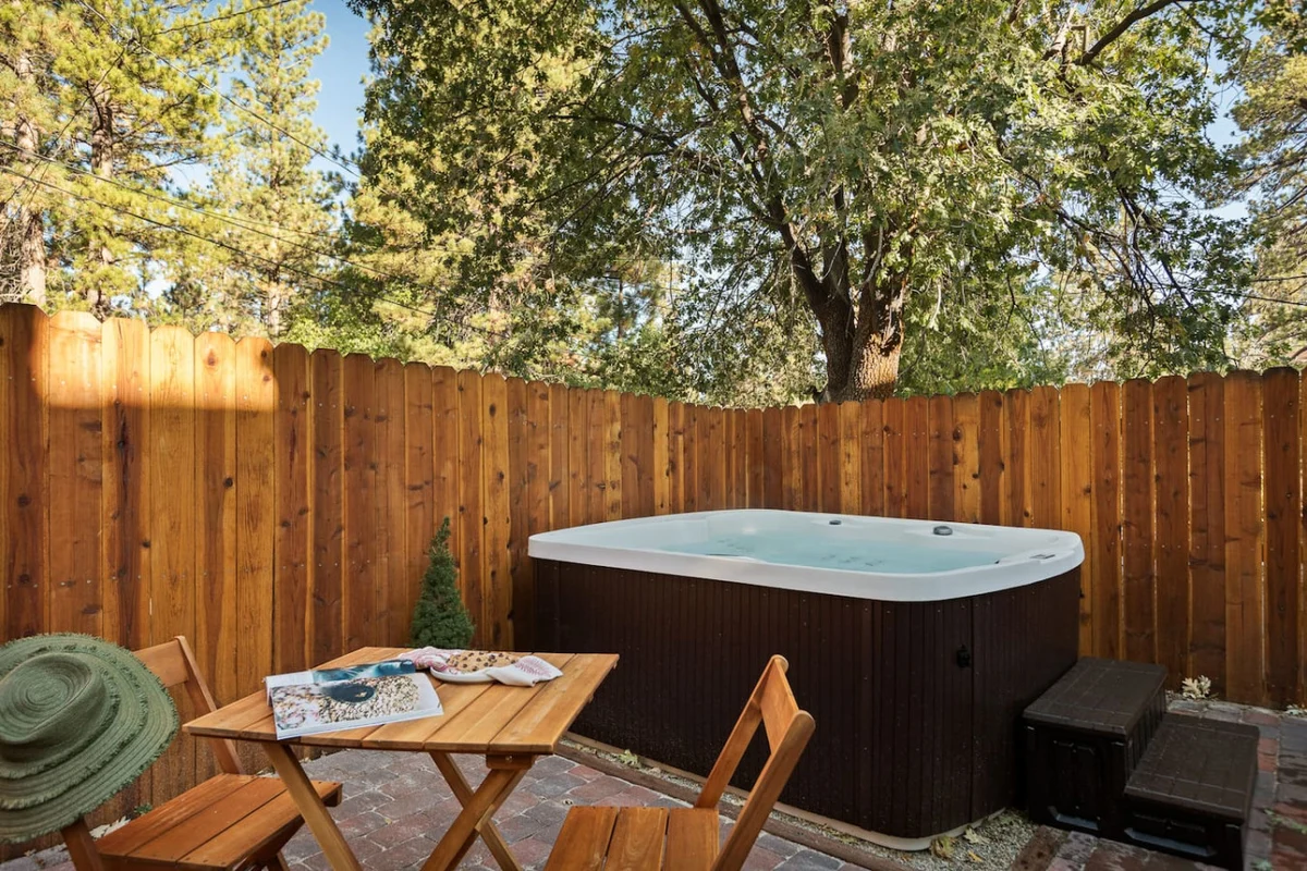 2BR Acorn Cottage w Fireplace, Hot Tub & BBQ #52