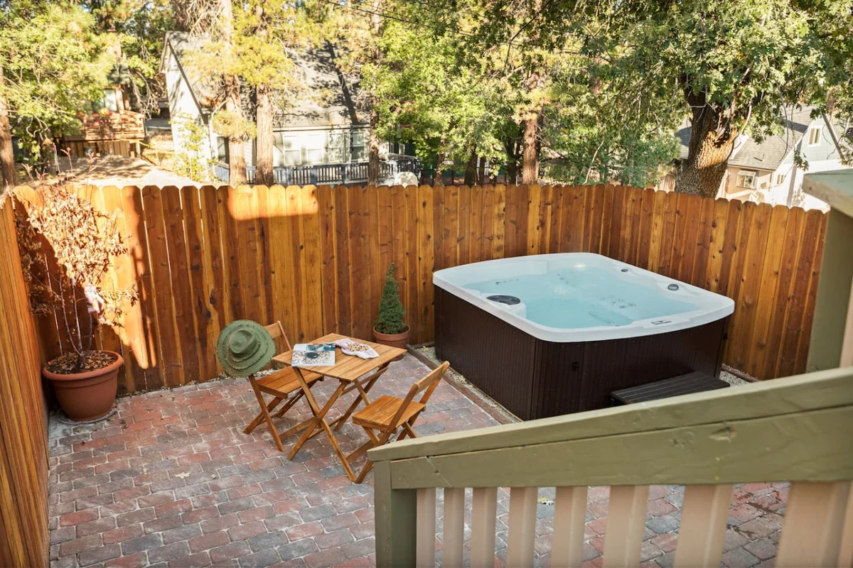 2BR Acorn Cottage w Fireplace, Hot Tub & BBQ #34
