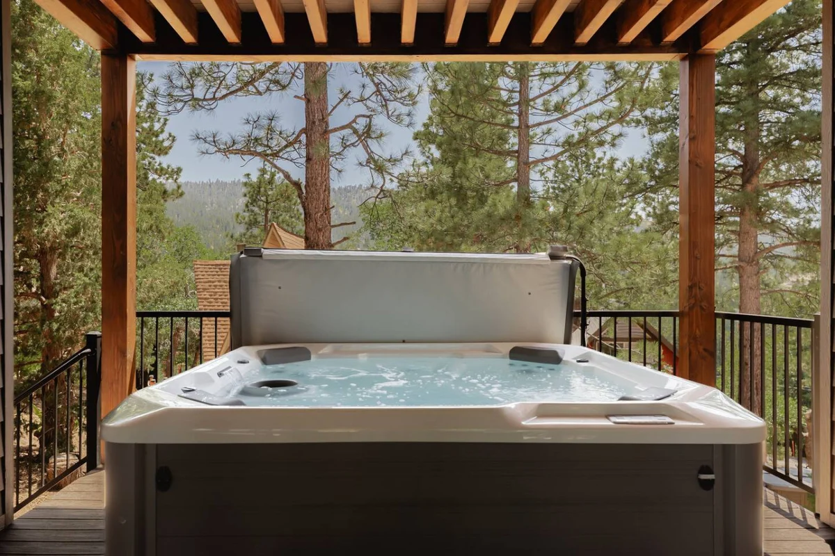Custom Lux Cabin, Lake Views, Spa & Game Room #101