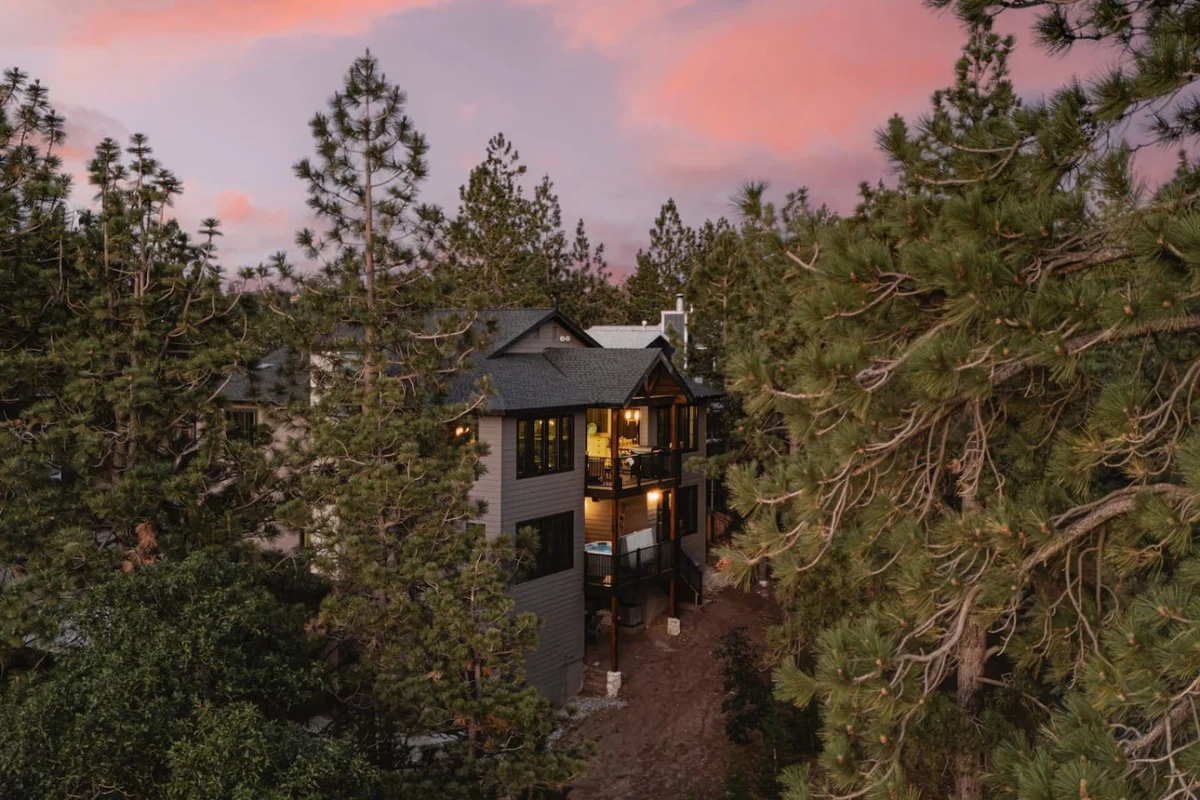 Custom Lux Cabin, Lake Views, Spa & Game Room #108