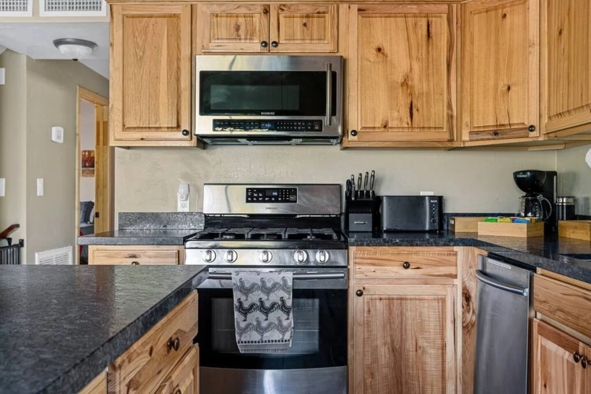 Four Seasons 4 BR Cabin, Views, Games & Hot Tub #33