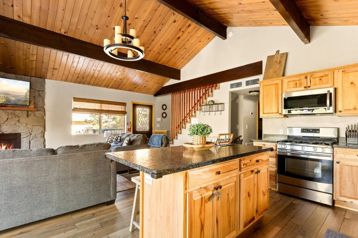Four Seasons 4 BR Cabin, Views, Games & Hot Tub #15
