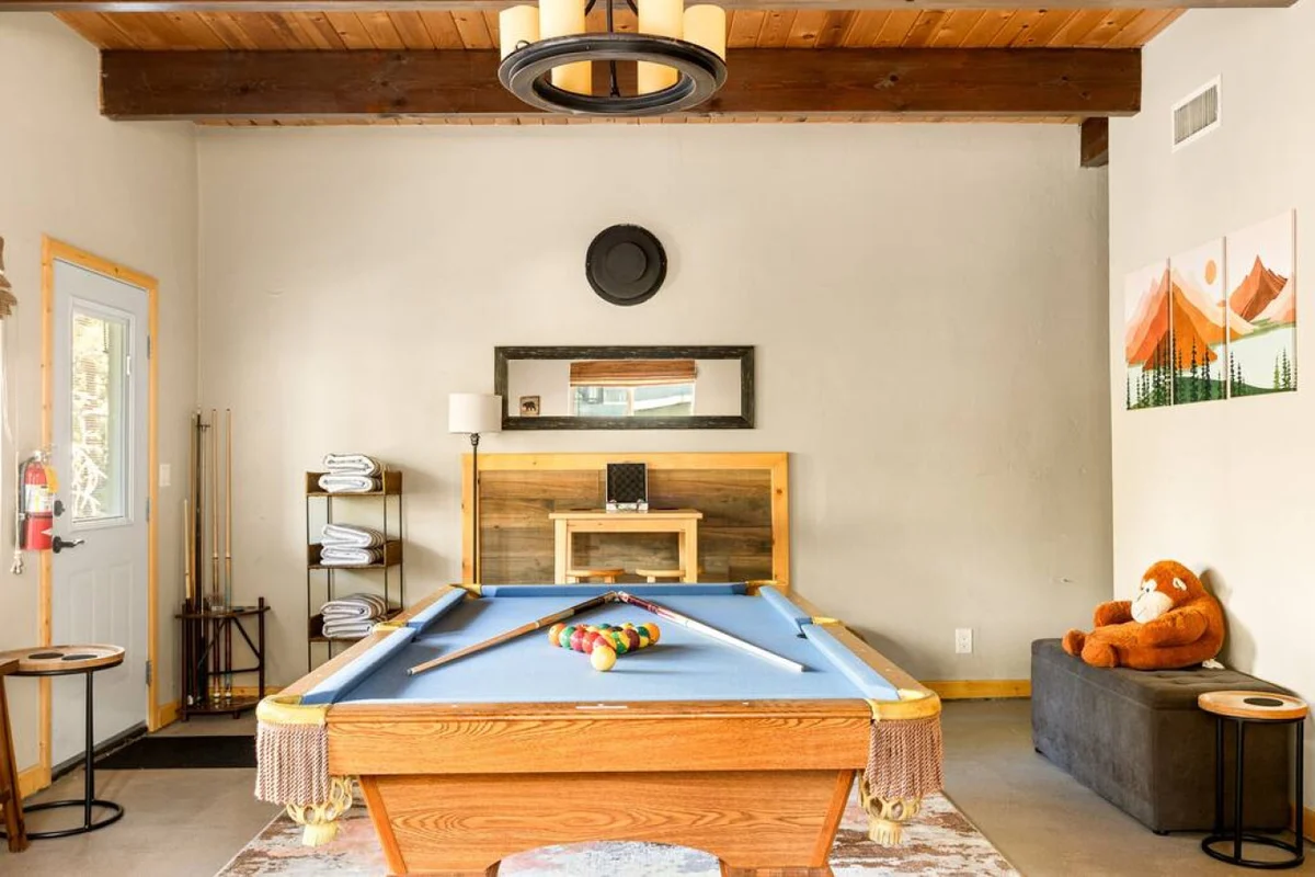 Four Seasons 4 BR Cabin, Views, Games & Hot Tub #20