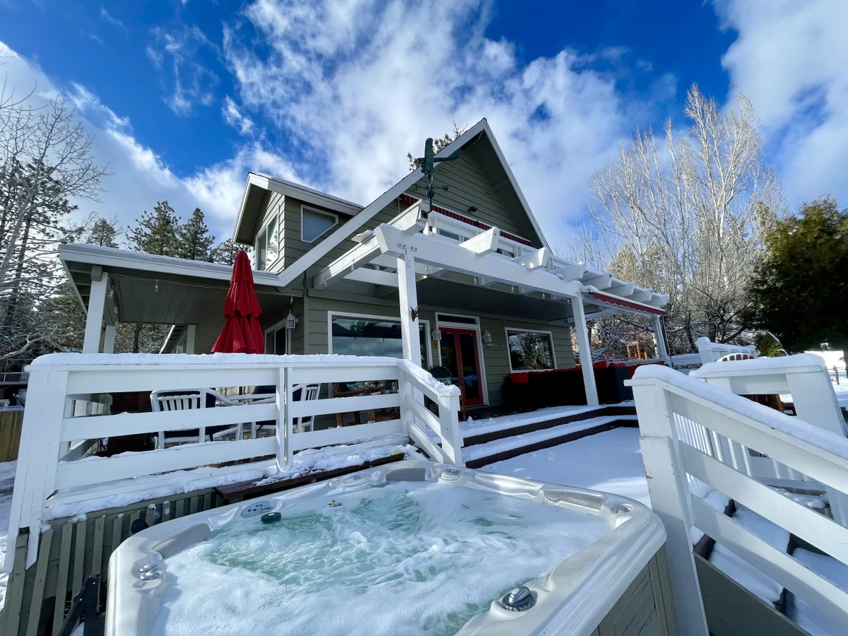 4BR Lakefront Vibes Getaway | Dock, Spa & Games #95