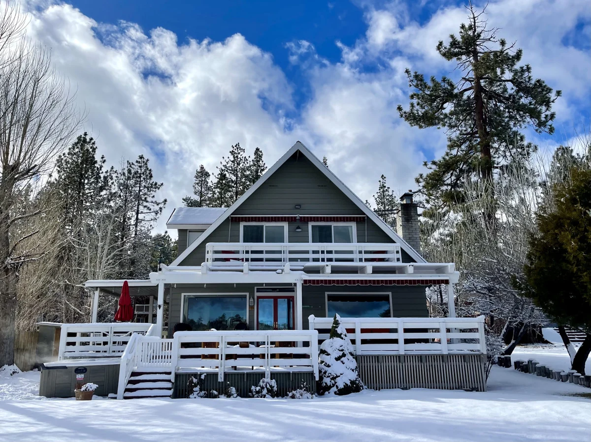 4BR Lakefront Vibes Getaway | Dock, Spa & Games #101