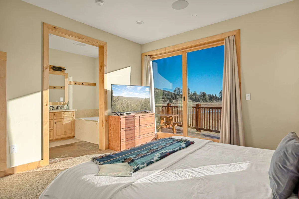 Luxurious Coyote Flat w/ Lake Views & Game Room #46