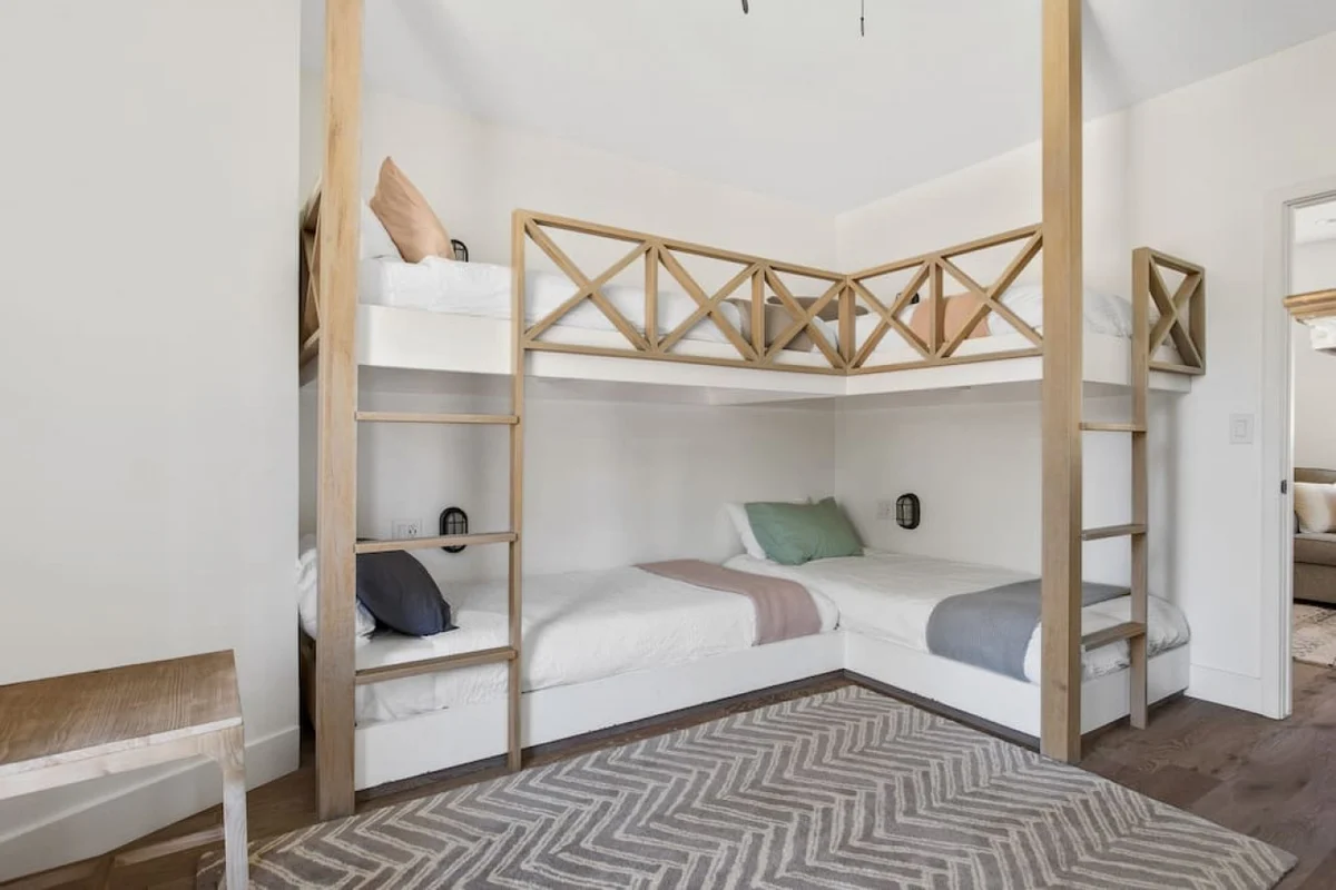 Modern Lodge Near the Ski Slopes, Hot Tub, Games #69