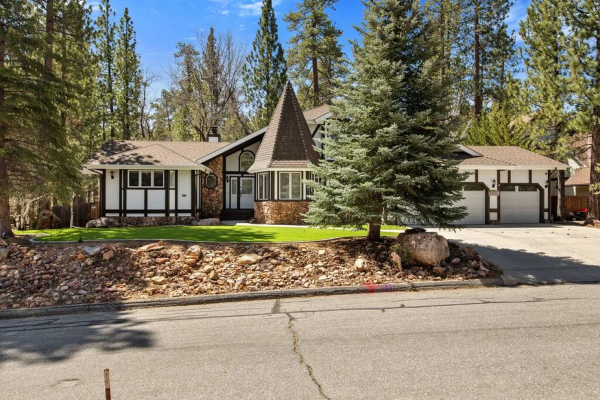 Modern Lodge Near the Ski Slopes, Hot Tub, Games #87
