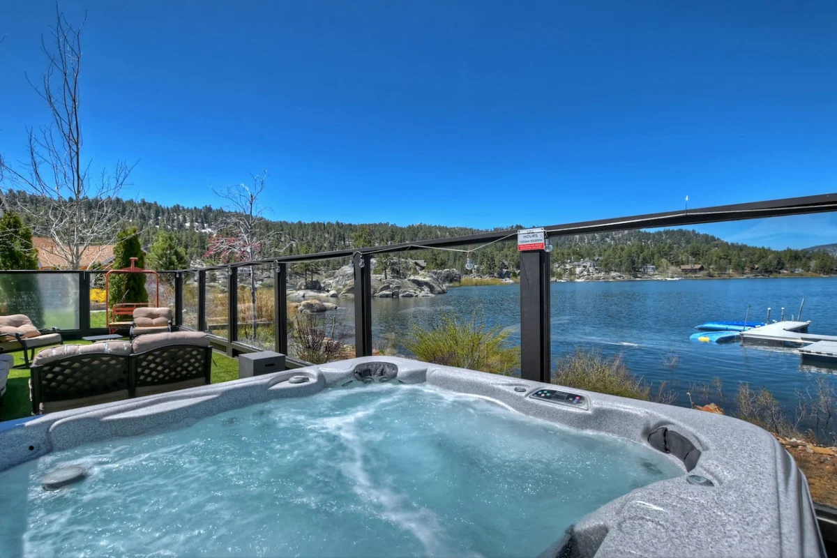Roaring Lion Luxury Lodge| Lake Views & Hot tub #107