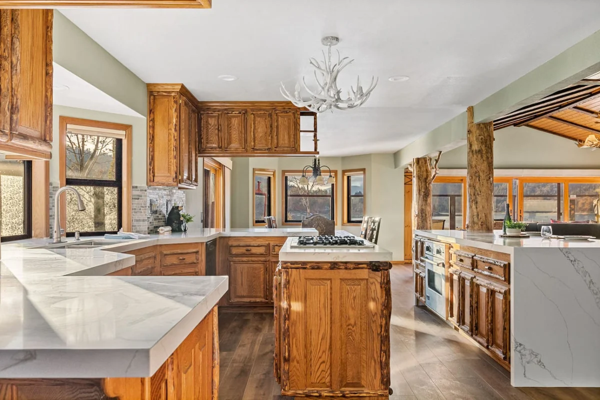 Roaring Lion Luxury Lodge| Lake Views & Hot tub #102
