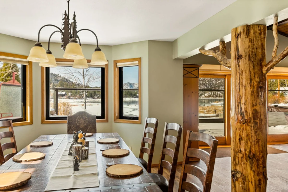 Roaring Lion Luxury Lodge| Lake Views & Hot tub #109