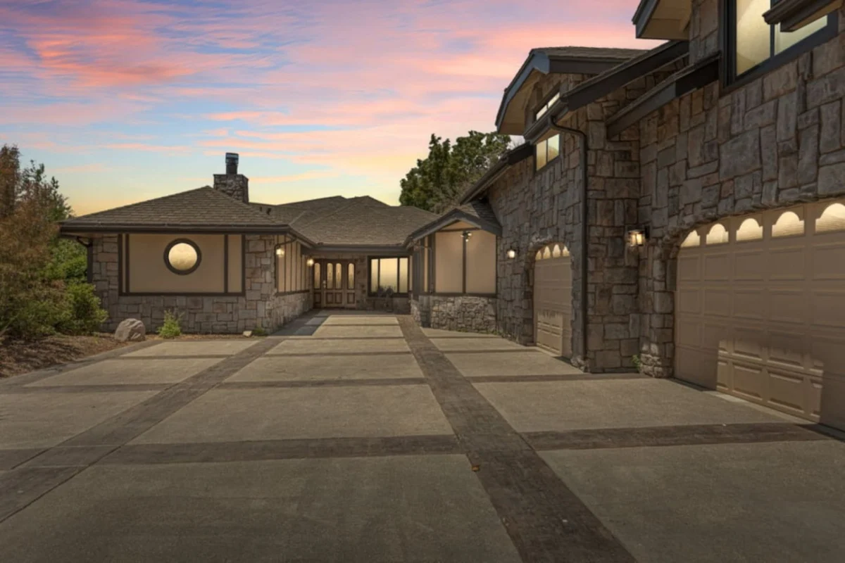 Roaring Lion Luxury Lodge| Lake Views & Hot tub #84