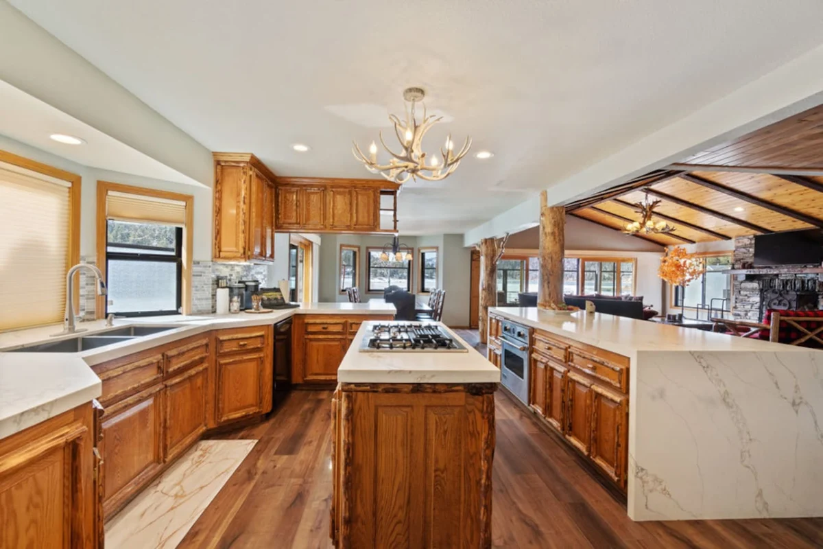 Roaring Lion Luxury Lodge| Lake Views & Hot tub #69