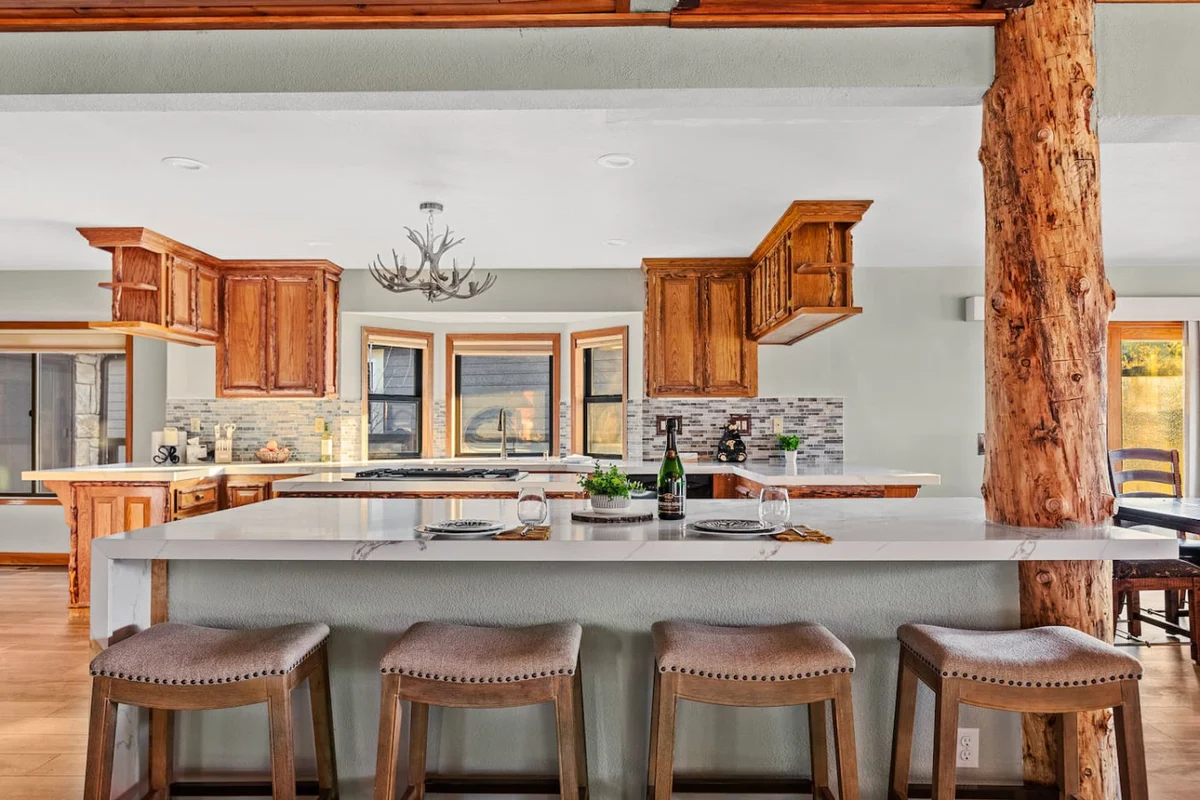 Roaring Lion Luxury Lodge| Lake Views & Hot tub #56