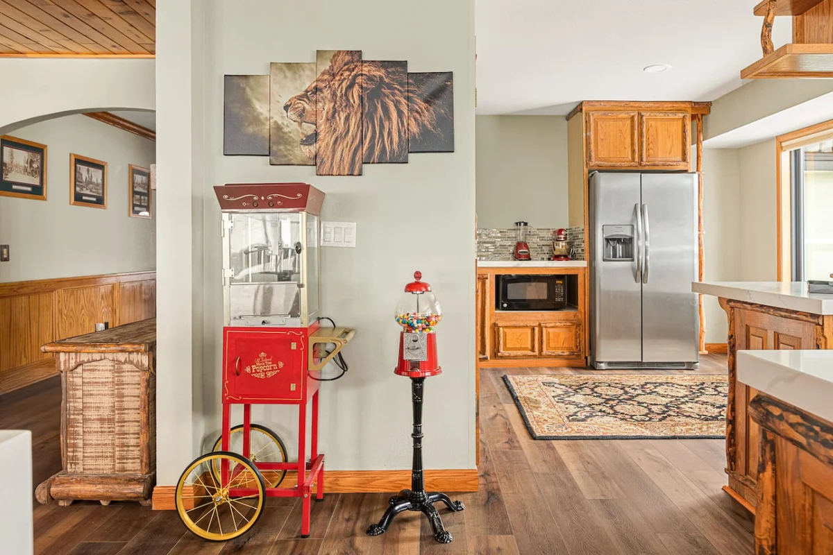Roaring Lion Luxury Lodge| Lake Views & Hot tub #93