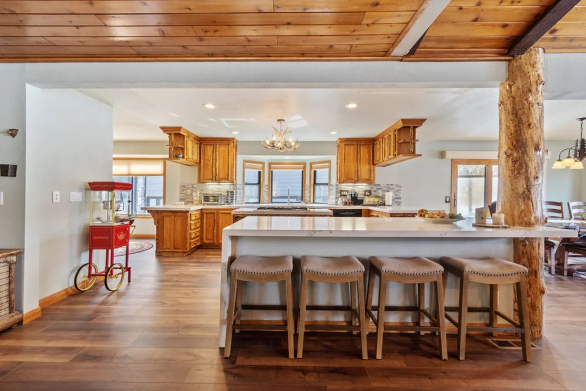 Roaring Lion Luxury Lodge| Lake Views & Hot tub #70