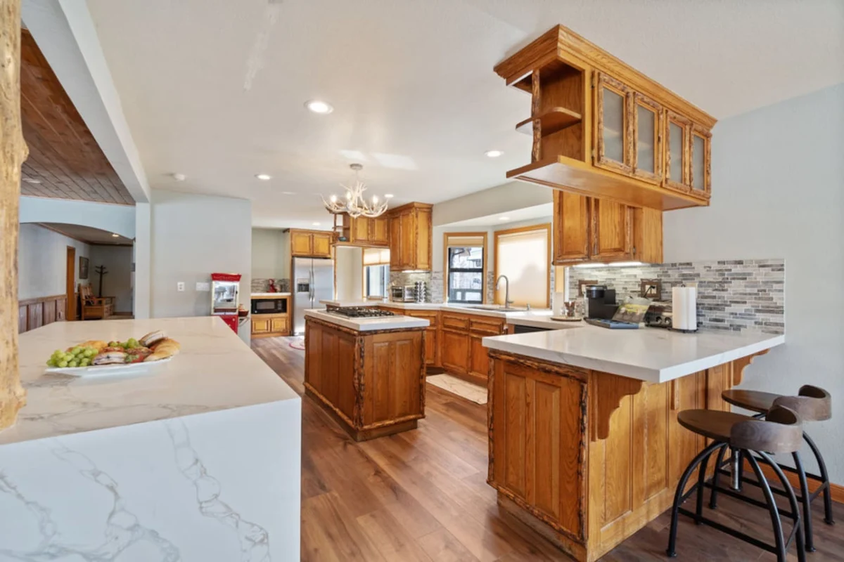 Roaring Lion Luxury Lodge| Lake Views & Hot tub #79