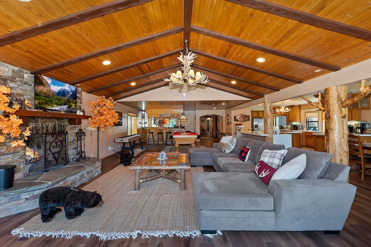 Roaring Lion Luxury Lodge| Lake Views & Hot tub #91