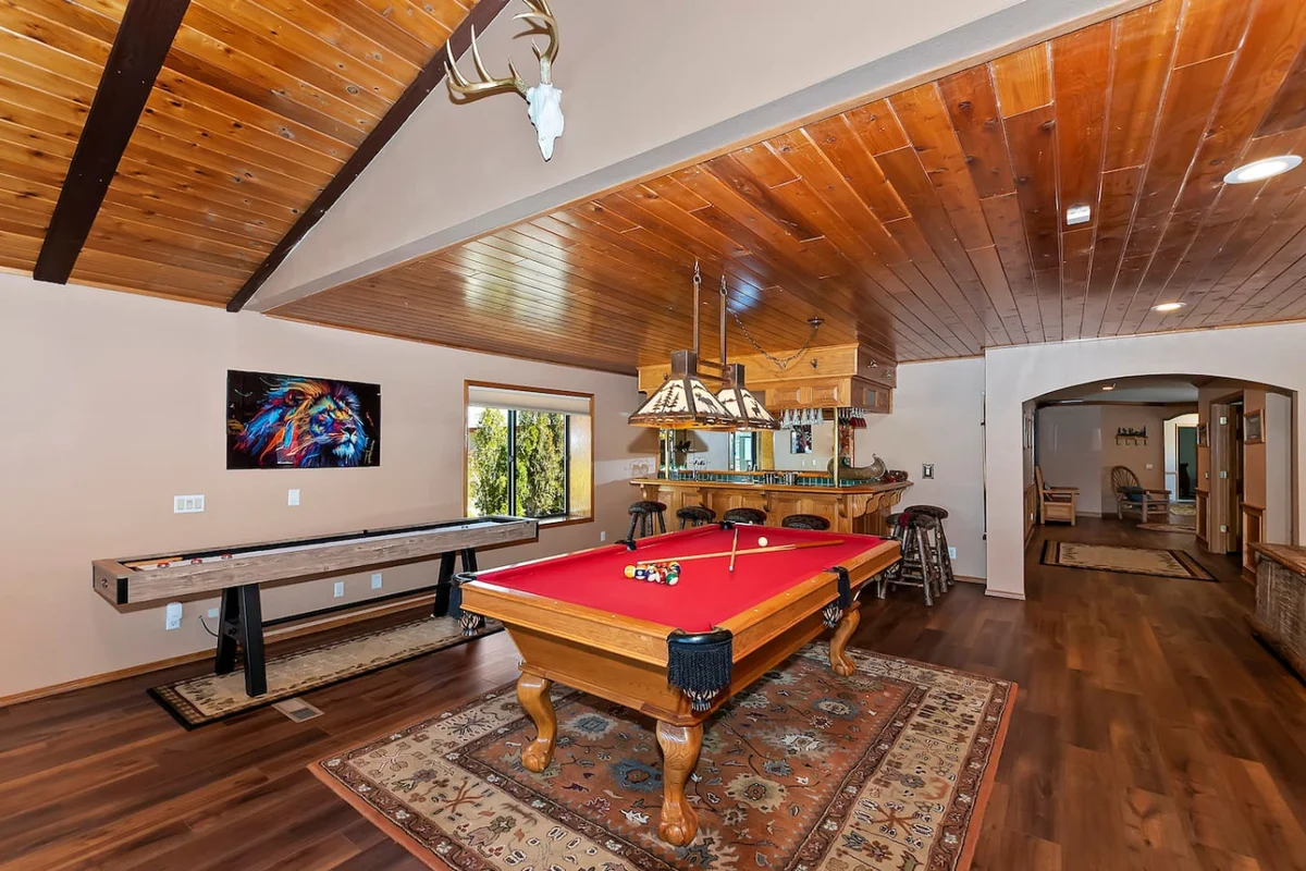 Roaring Lion Luxury Lodge| Lake Views & Hot tub #98