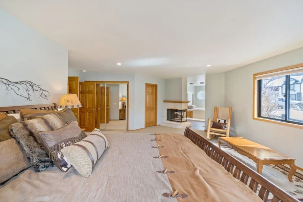 Roaring Lion Luxury Lodge| Lake Views & Hot tub #114