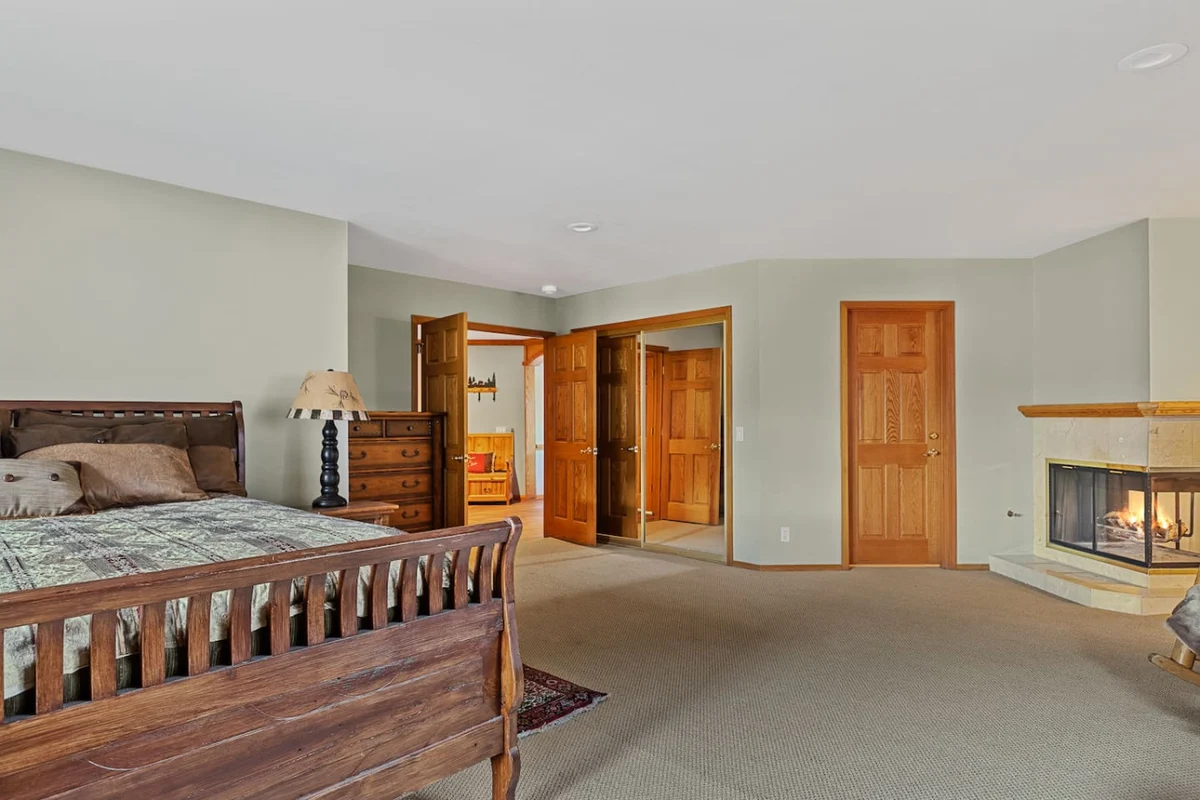 Roaring Lion Luxury Lodge| Lake Views & Hot tub #87