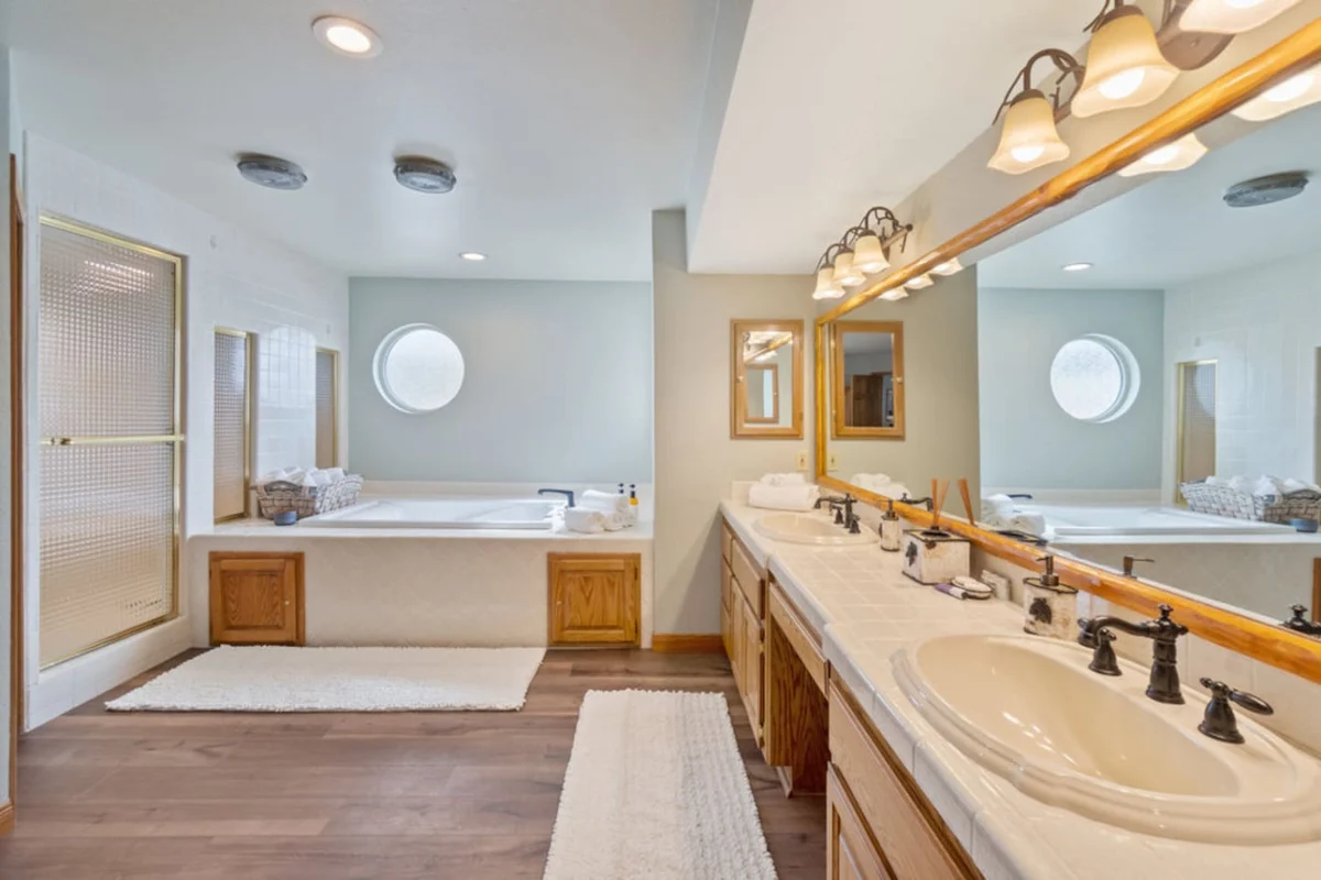 Roaring Lion Luxury Lodge| Lake Views & Hot tub #81