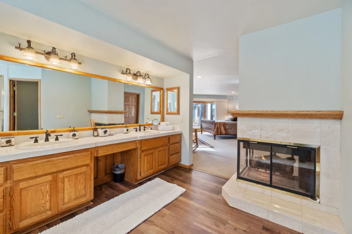 Roaring Lion Luxury Lodge| Lake Views & Hot tub #110
