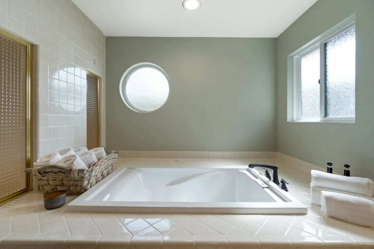 Roaring Lion Luxury Lodge| Lake Views & Hot tub #92