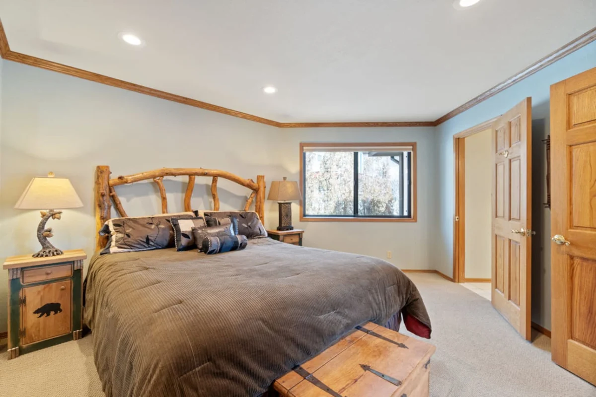 Roaring Lion Luxury Lodge| Lake Views & Hot tub #101