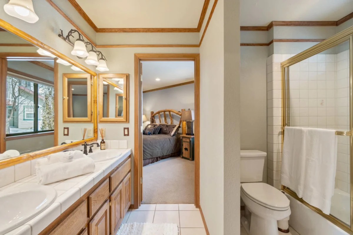 Roaring Lion Luxury Lodge| Lake Views & Hot tub #103