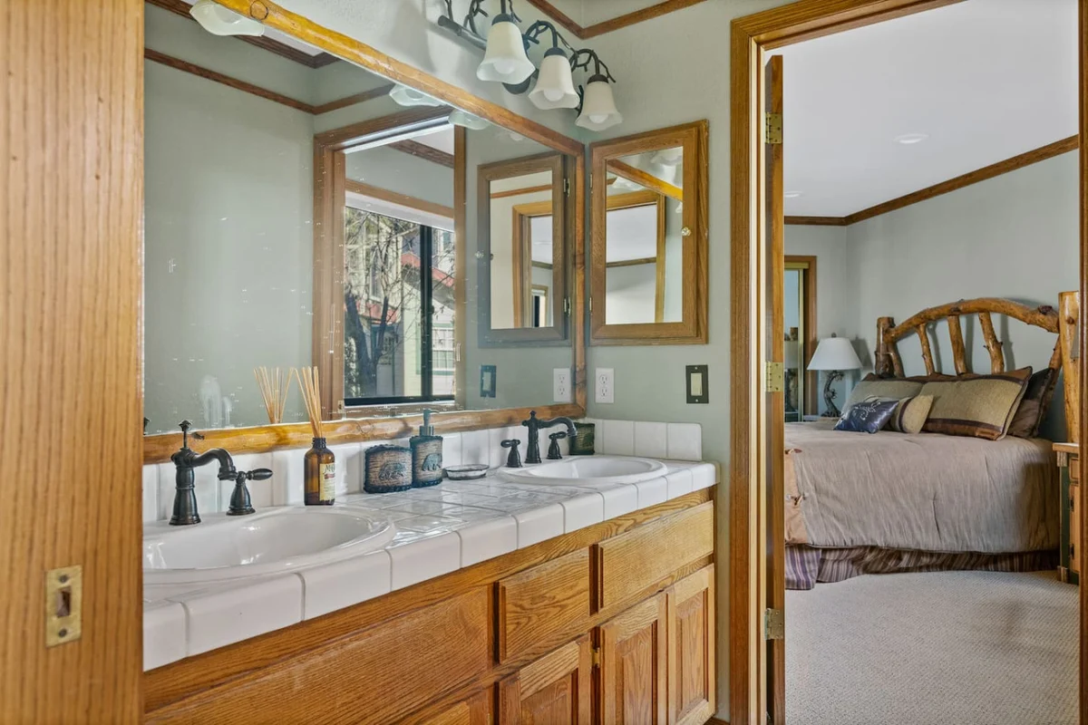 Roaring Lion Luxury Lodge| Lake Views & Hot tub #94
