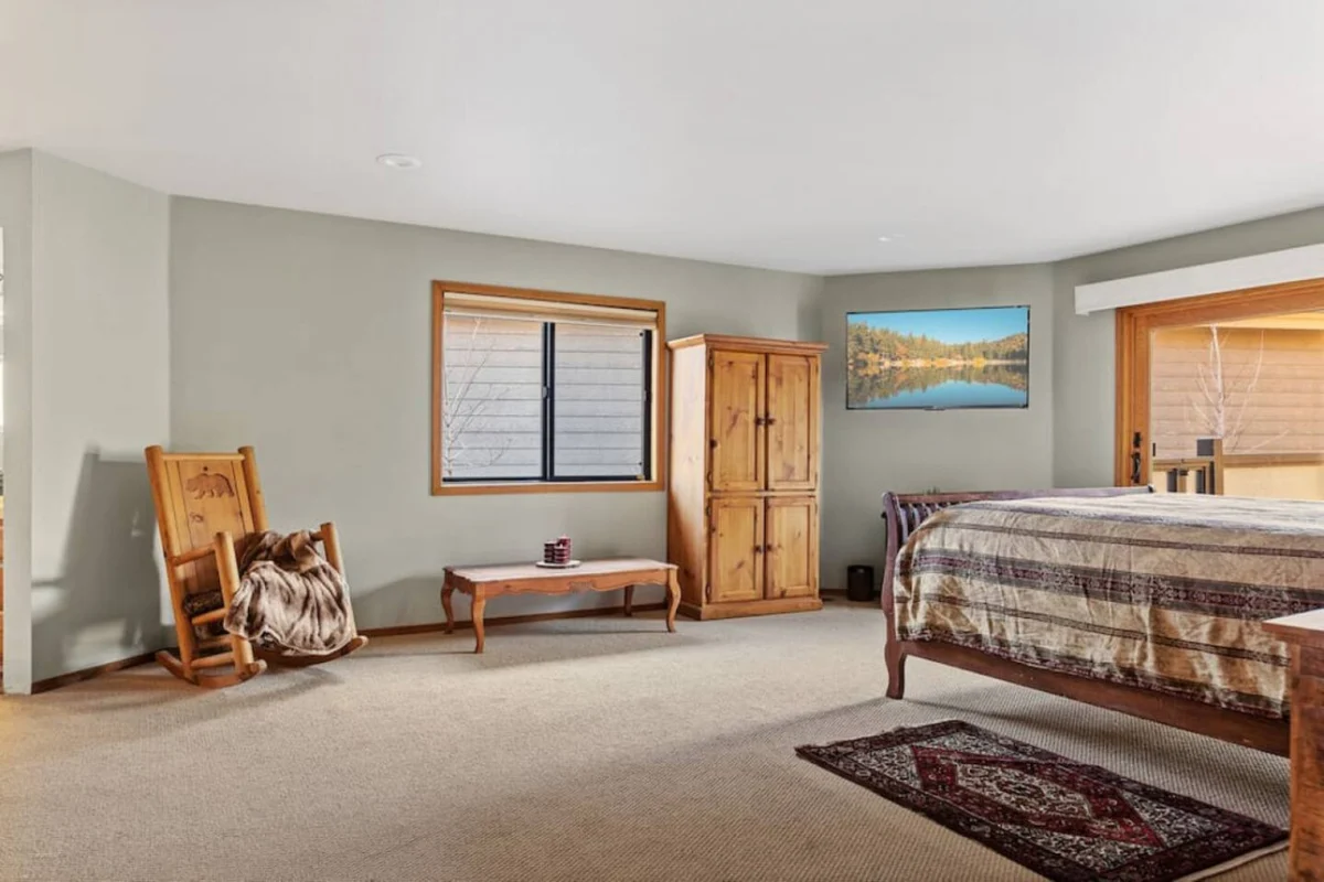 Roaring Lion Luxury Lodge| Lake Views & Hot tub #115