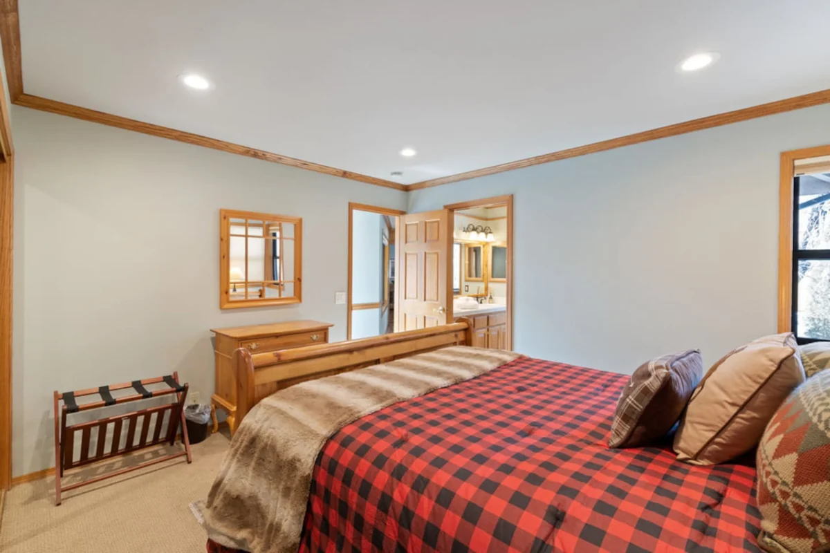 Roaring Lion Luxury Lodge| Lake Views & Hot tub #106