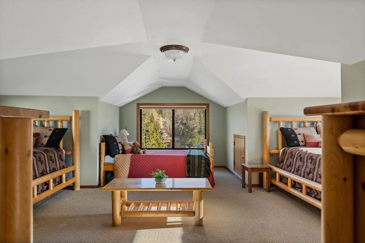 Roaring Lion Luxury Lodge| Lake Views & Hot tub #89