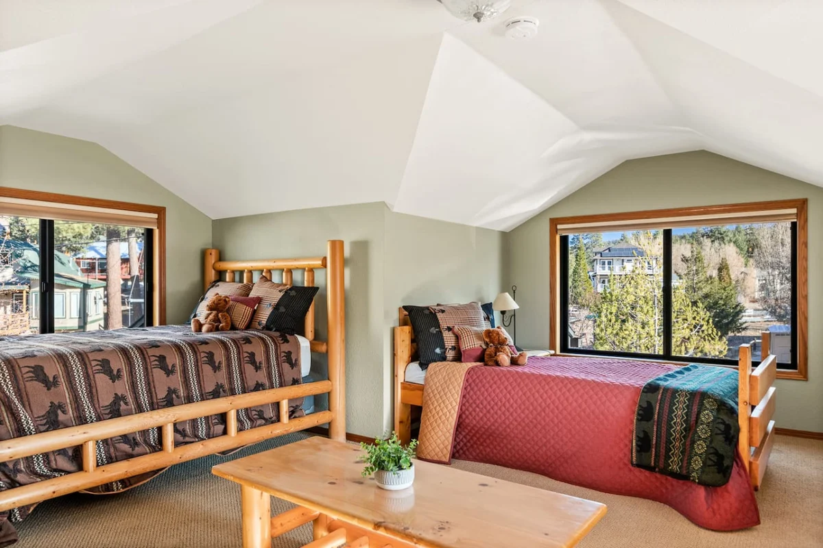 Roaring Lion Luxury Lodge| Lake Views & Hot tub #112