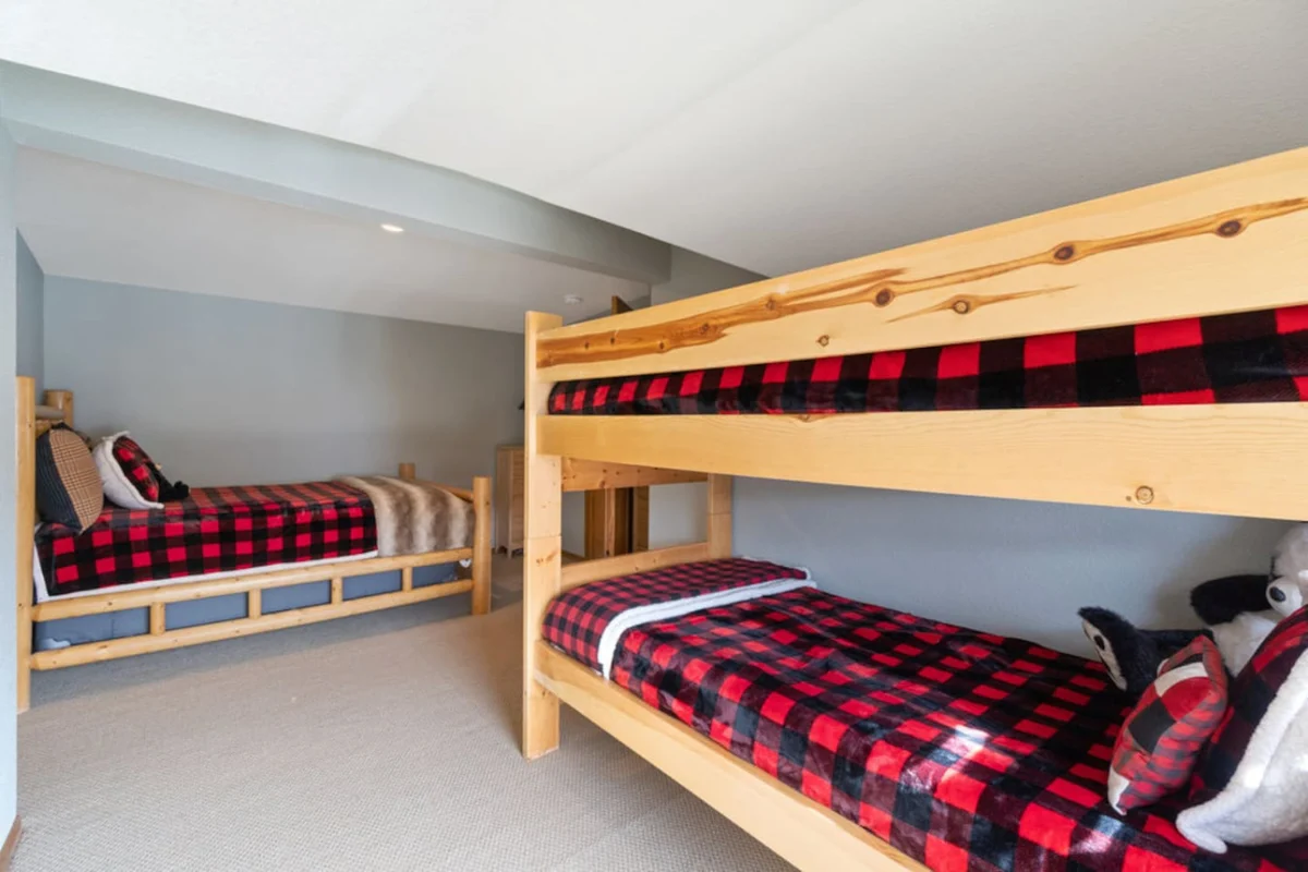 Roaring Lion Luxury Lodge| Lake Views & Hot tub #113